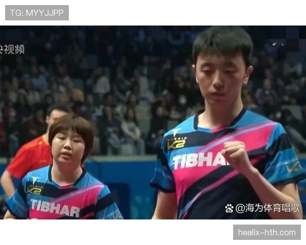 梁伟铿训练完直接瘫在场边啃冰棒，这松弛感是真不拿自己当外人啊